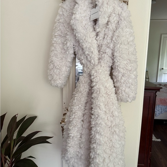 NWT Glamorous Ivory Faux Fur Jacket Size Medium - Picture 7 of 10